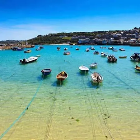 3 Bedroom Minutes Walk From Town, Harbour & Beaches.