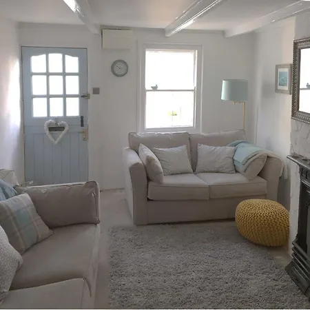 3 Bedroom Minutes Walk From Town, Harbour & Beaches.
