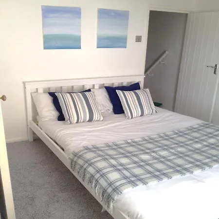 3 Bedroom Minutes Walk From Town, Harbour & Beaches. *