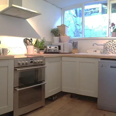 3 Bedroom Minutes Walk From Town, Harbour & Beaches.