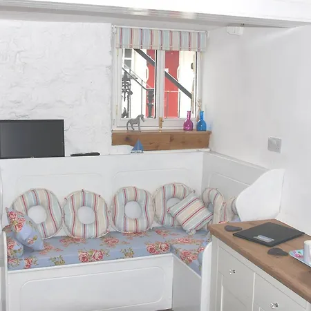 3 Bedroom Minutes Walk From Town, Harbour & Beaches. St Ives
