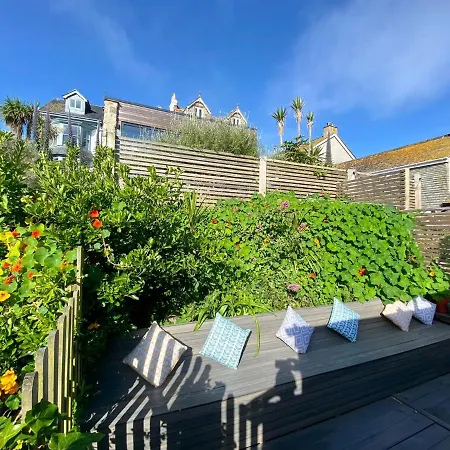 3 Bedroom Minutes Walk From Town, Harbour & Beaches.