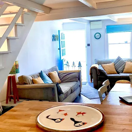 3 Bedroom Minutes Walk From Town, Harbour & Beaches. *